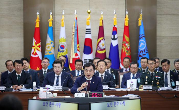 안규백(가운데) 국방부 장관이 13일 서울 용산구 국방부 대회의실에서 열린 국회 국방위원회 국정감사에서 질의에 답변하고 있다. 국방위원회는 이날 국방부 및 직할부대, 소속기관을 대상으로 감사를 진행했다. 한재호 기자