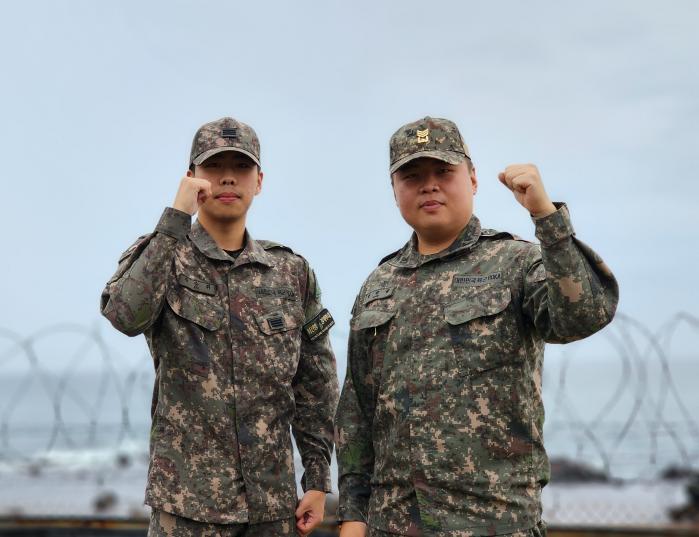 해안경계작전 중 신속한 대처로 시민의 생명을 구한 육군53보병사단 울산여단 변정설(오른쪽) 상사와 류승휘 일병. 부대 제공