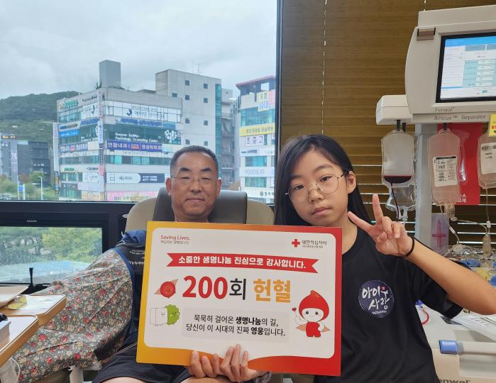 육군교육사령부 최병준(왼쪽) 군무사무관이 헌혈 200회를 달성한 뒤 기념사진을 찍고 있다. 부대 제공