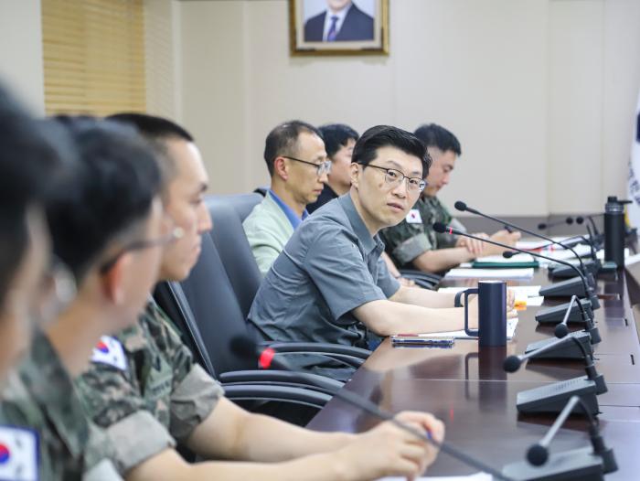 전투발전처 이동헌 군사경찰교리담당이 교관들의 발표 후 의견을 개진하고 있다.