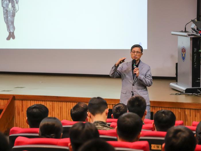 군종교육단 고재천 상담학 교관이 강의하는 모습.