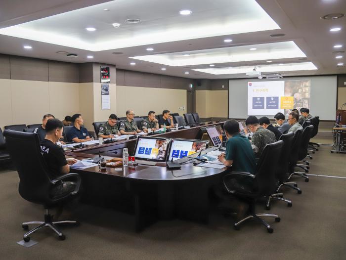 육군종합행정학교 교관들이 작성한 연구문을 토대로 중간 발표회가 열리고 있다. 중간 발표회에는 추병대(준장) 학교장과 교무처장, 각 병과 교육단장, 교리 연구관 등이 참석해 향후 연구에 필요한 조언들을 아낌없이 내놨다.