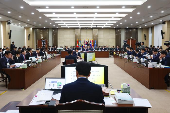국회 국방위원회가 13일 서울 용산구 국방부 대회의실에서 국방부 및 직할부대, 소속기관 등에 대한 국정감사를 진행하고 있다. 이경원 기자