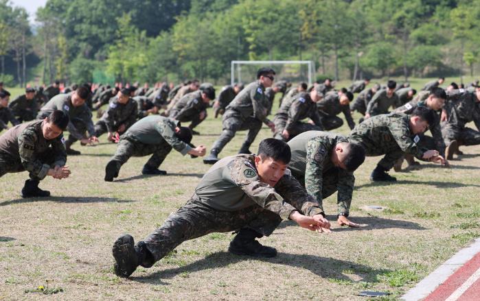 체육활동 전 준비운동을 하는 육군 장병들.