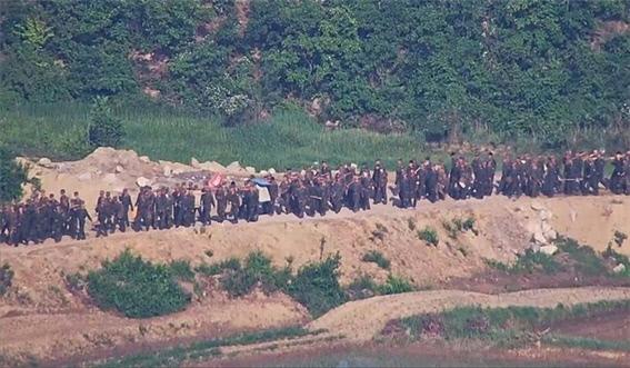 ‘적대적 두 국가’ 선언 이후 전선지역에서 경계시설물 보강작업을 하고 있는 북한군. 합동참모본부 제공