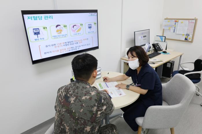 국군수도병원이 마련한 내과계 만성질환자를 위한 ‘맞춤형 교육’이 큰 호응을 얻고 있다. 문설하(오른쪽) 전담간호사가 교육실을 방문한 장병에게 질환 관리방법을 설명하고 있다. 사진 제공=원종민 육군대위