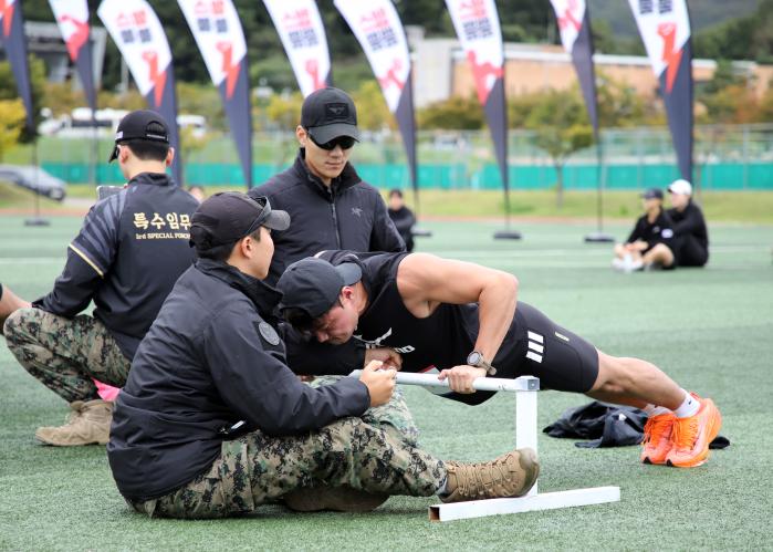 육군이 14일 특수전사령부에서 ‘제11회 헬스뿜뿜 경연대회’ 기초체력 경연 본선을 개최한 가운데 참가자들이 팔굽혀펴기(원 사진)를 하고 있다. 육군 제공