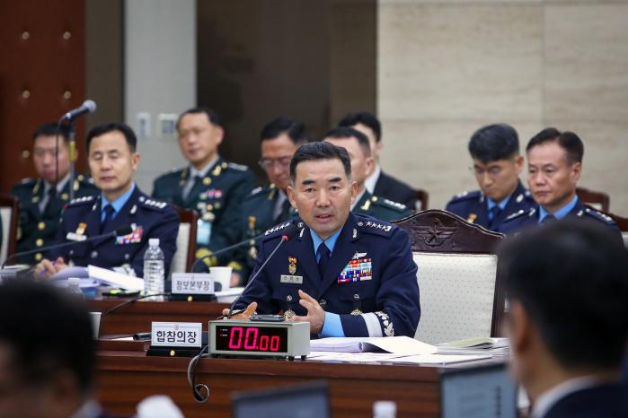 진영승 합동참모의장이 14일 서울 용산구 합동참모본부에서 열린 국회 국방위원회 국정감사에서 질의에 답변하고 있다. 한재호 기자