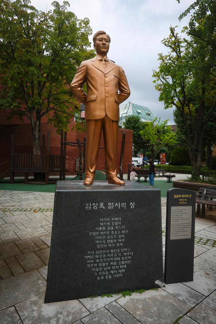 김상옥 의사 동상.