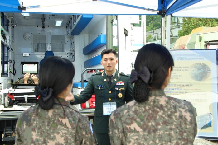 14일 정부세종컨벤션센터에서 ‘2025 의무병과 발전 세미나’가 열린 가운데 참석자들이 개선형 구급차에 관한 설명을 듣고 있다. 사진 제공=백승빈 육군대위