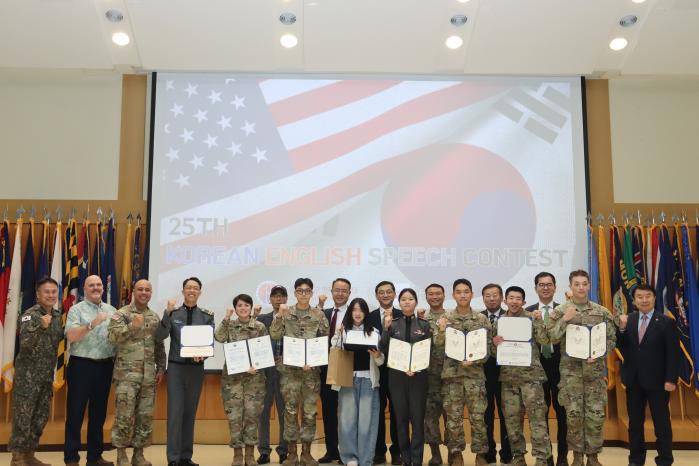 15일 경기 평택시 캠프 험프리스에서 개최된 제25회 한국어·영어 말하기대회에서 수상자들이 상장을 들어 보이며 파이팅을 외치고 있다. 부대 제공