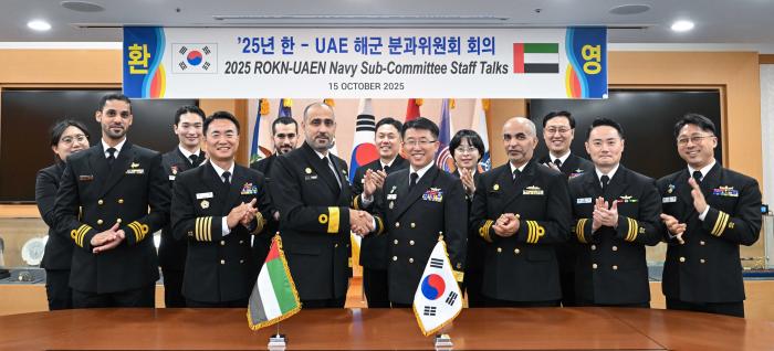 15일 계룡대 해군본부에서 개최된 2025년 한·아랍에미리트(UAE) 해군 분과위 회의에서 박순식(왼쪽 넷째) 해군본부 정책실장, 라시드 카미스 알나크비(왼쪽 셋째) UAE 해군사령부 작전계획부장 등 참석자들이 기념사진을 촬영하고 있다. 해군 제공
