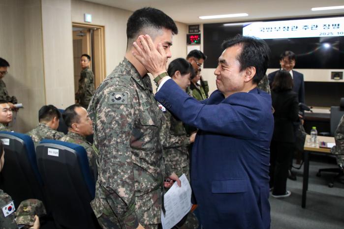 간담회에 참석한 초급간부를 격려하는 안 장관.
