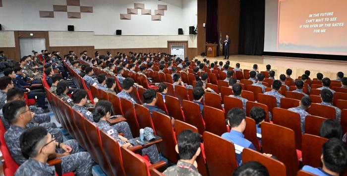 해군1함대 장병들이 14일 진행된 영어학습 자기 계발 초빙강연에서 영어 학습 전문가의 강연을 듣고 있다. 부대 제공