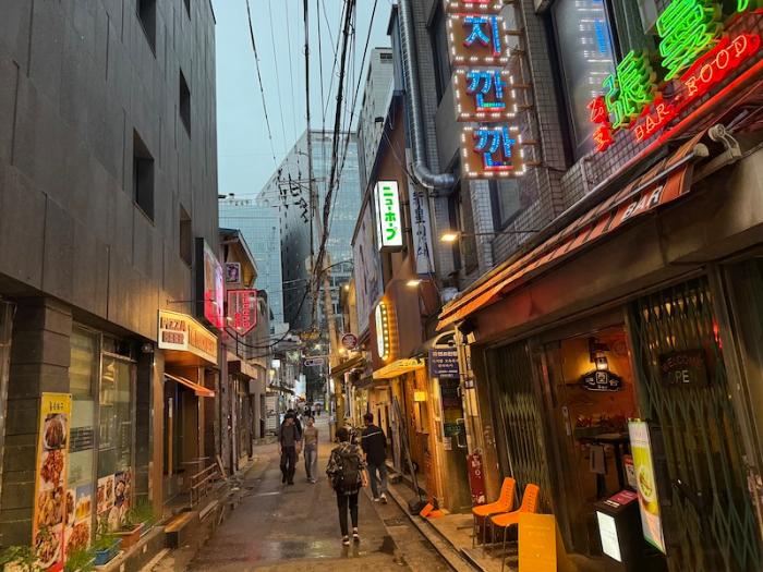 을지로의 골목골목은 전통과 현재가 한데 얽힌 용광로 같은 공간이다. 낡음과 새로움이 함께하는 을지로는 현재 서울에서 가장 ‘힙’하고 독특한 공간이 됐다. 필자 제공