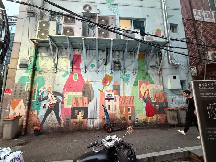 을지로의 골목골목은 전통과 현재가 한데 얽힌 용광로 같은 공간이다. 낡음과 새로움이 함께하는 을지로는 현재 서울에서 가장 ‘힙’하고 독특한 공간이 됐다. 필자 제공
