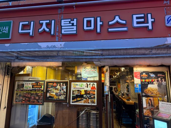 을지로의 골목골목은 전통과 현재가 한데 얽힌 용광로 같은 공간이다. 낡음과 새로움이 함께하는 을지로는 현재 서울에서 가장 ‘힙’하고 독특한 공간이 됐다. 필자 제공