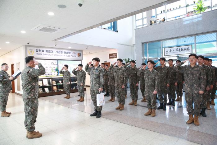 국군지휘통신사령부 부사관 역량 강화 교육에 참석한 초급부사관들이 지난 14일 입교식을 하고 있다. 부대 제공
