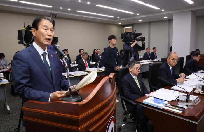 권오을 국가보훈부 장관이 16일 정부세종청사에서 열린 국회 정무위원회 국가보훈부 국정감사에서 업무보고를 하고 있다. 연합뉴스