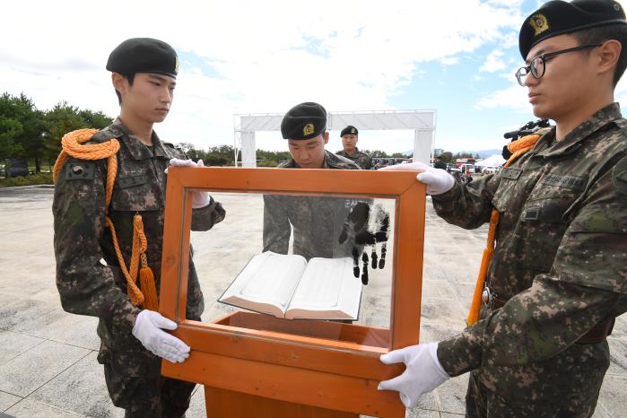 육군6보병사단 장병들이 철의 삼각지대전투 전사자 명부를 추모비에 모시고 있다.