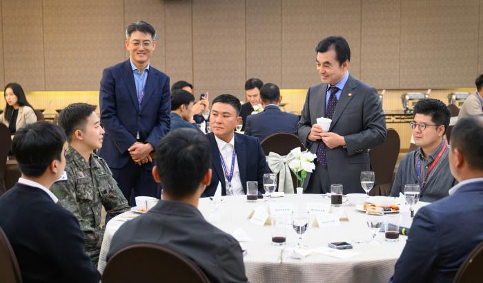 안규백 국방부 장관이 16일 서울 용산구 국방컨벤션에서 열린 건군 77주년 국군의 날 행사기획단 해단식에 참석해 관계자들을 격려하고 있다. 국방부 제공