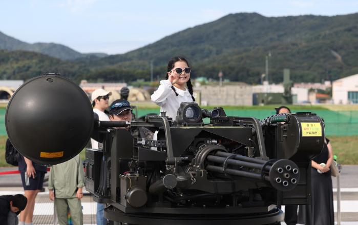 발칸 탑승체험을 하고 있는 어린이.