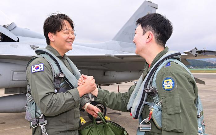 18일 비행체험을 마친 국민조종사 이주은(왼쪽) 씨가 임무조종사와 악수하고 있다. 공군 제공