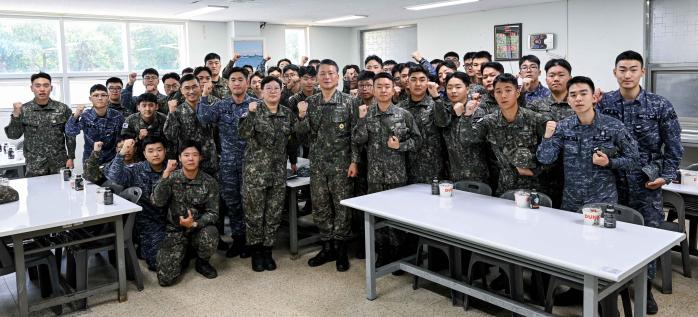 지난 17일 덕적도 해군 전탐감시대를 방문한 강동길(앞줄 오른쪽 여섯째) 해군참모총장이 장병들과 함께 파이팅을 외치고 있다. 사진 제공=조웅노 상사