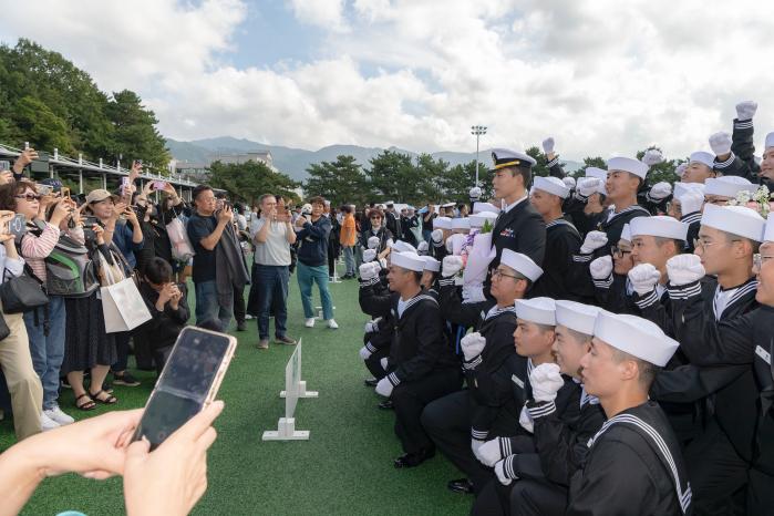 지난 17일 해군교육사령부 기초군사교육단 연병장에서 열린 해군병 717기 수료식에서 해군병들이 기념사진을 찍고 있다. 사진 제공=홍성민 하사