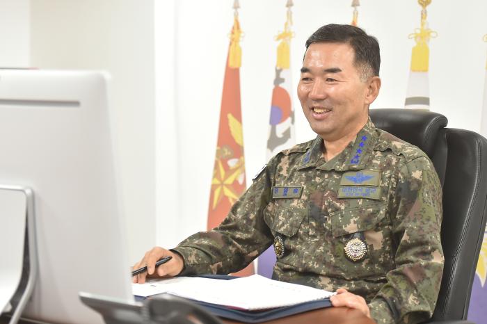 진영승 합참의장이 지난 17일 존 대니얼 케인 미 합참의장과 공조통화를 하며 협력방안을 논의하고 있다. 합참 제공