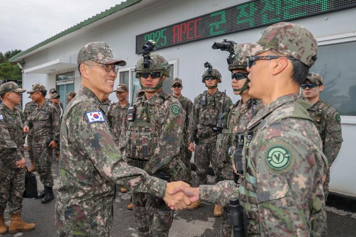 김규하(앞줄 왼쪽) 육군참모총장이 지난 16일 APEC 정상회의 군(軍) 작전본부 종합상황실을 찾아 임무에 매진하고 있는 장병들을 격려하고 있다. 육군 제공