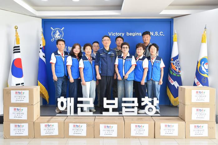 모세준(앞줄 왼쪽 넷째) 해군군수사령부 보급창장과 장화연(앞줄 왼쪽 다섯째) EBTS 지점장을 비롯한 양 기관 관계관들이 지난 17일 부대 위문행사를 맞아 기념촬영을 하고 있다. 사진 제공=최혜진 하사