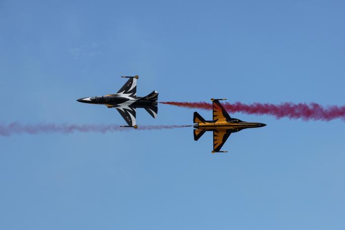 서울 국제 항공우주 및 방위산업 전시회 2025(서울 ADEX 2025)의 퍼블릭데이 행사가 지난 17~19일 경기 성남시 서울공항에서 열린 가운데 공군 특수비행팀 블랙이글스가 축하비행을 하며 창공을 수놓고 있다.