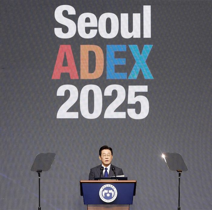 이재명 대통령이 20일 경기 고양시 킨텍스에서 열린 ‘서울 국제 항공우주 및 방위산업 전시회 2025(서울 ADEX 2025)’ 개막식에서 축사를 하고 있다. 연합뉴스