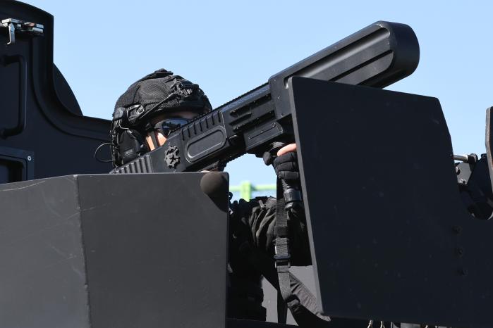 광주경찰청 경찰특공대 대원이 재밍건을 이용해 드론을 차단하고 있다.