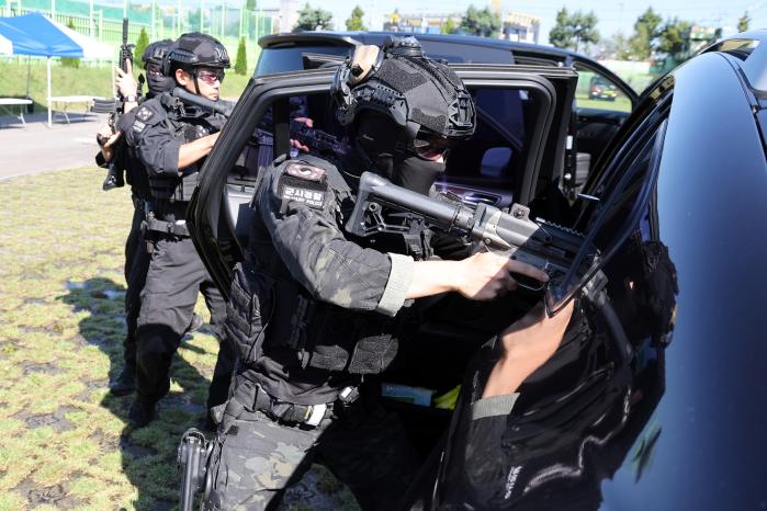 공군1전투비행단 군사경찰대대 특수임무반 장병들이 드론 조종사를 제압하고 있다.
