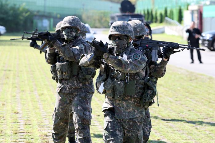 육군31보병사단 비호여단 5분전투대기부대 장병들이 20일 광주공항 일대에서 화랑훈련의 하나로 열린 대테러종합훈련 중 주변을 경계하고 있다.