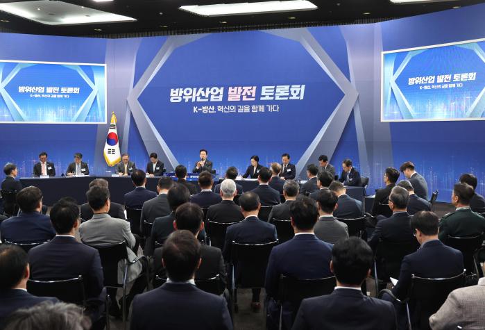 이재명 대통령이 20일 경기 고양시 킨텍스에서 열린 방위산업 발전 토론회에서 발언하고 있다. 연합뉴스