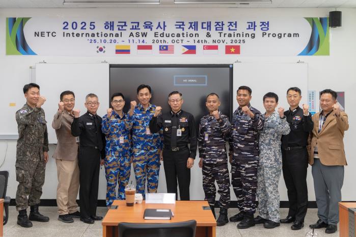 강정호(가운데) 해군교육사령관과 국제대잠전 과정 교육에 참가한 외국군 해군장교들이 기념사진을 찍고 있다. 사진 제공=홍성민 하사