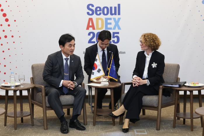 20일 경기 고양시 킨텍스 제2전시장에서 개최된 서울 ADEX 2025를 계기로 열린 각국 주요 인사와의 양자회담에서 안규백 국방부 장관이 라드밀라 셰케린스카 나토 사무차장과 대화하고 있다. 이윤청 기자