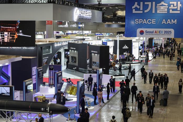 ¼¿ï ±¹Á¦ Ç×°ø¿ìÁÖ ¹× ¹æÀ§»ê¾÷ Àü½Ãȸ 2025(¼¿ï ADEX 205)ÀÇ ºñÁî´Ï½ºµ¥À̰¡ 20~24ÀÏ °æ±â °í¾ç½Ã ŲŨ½º¿¡¼ ÁøÇà ÁßÀÎ °¡¿îµ¥ ¹æ¹®°´µéÀÌ Àü½ÃÀåÀ» µÑ·¯º¸°í ÀÖ´Ù. ¿ÃÇØ´Â ¿ª´ë ÃÖ´ë ±Ô¸ðÀÎ 35°³±¹ 600¿© °³ ¾÷ü°¡ Âü¿©ÇØ K¹æ»êÀÇ À§»óÀ» ³ôÀ̰í ÀÖ´Ù.