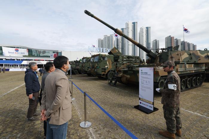 ¼¿ï ±¹Á¦ Ç×°ø¿ìÁÖ ¹× ¹æÀ§»ê¾÷ Àü½Ãȸ 2025(¼¿ï ADEX 205)ÀÇ ºñÁî´Ï½ºµ¥À̰¡ 20~24ÀÏ °æ±â °í¾ç½Ã ŲŨ½º¿¡¼ ÁøÇà ÁßÀÎ °¡¿îµ¥ ¹æ¹®°´µéÀÌ Àü½ÃÀåÀ» µÑ·¯º¸°í ÀÖ´Ù. ¿ÃÇØ´Â ¿ª´ë ÃÖ´ë ±Ô¸ðÀÎ 35°³±¹ 600¿© °³ ¾÷ü°¡ Âü¿©ÇØ K¹æ»êÀÇ À§»óÀ» ³ôÀ̰í ÀÖ´Ù.