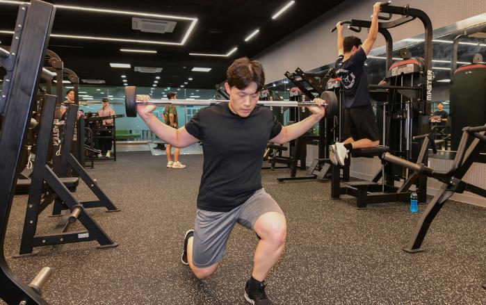 하체 운동을 하고 있는 장병.