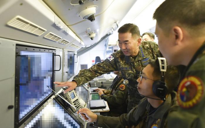 진영승 합동참모의장이 21일 '2025 APEC 정상회의' 지원 현장 점검에 나서 P-8A 해상초계기 지휘비행을 하고 있다. 합참 제공