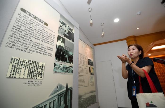 부산독립운동사를 설명 중인 박차남 해설사.