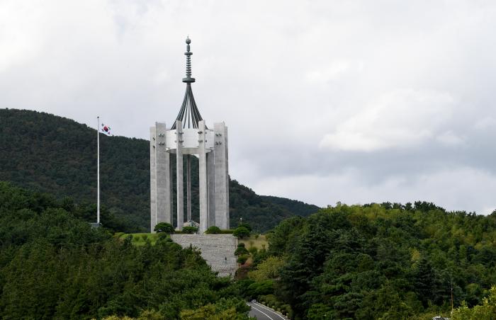 부산중앙공원 충혼탑.