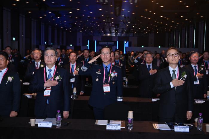 21일 서울 광진구 그랜드 워커힐 호텔에서 열린 ‘2025 국제 항공우주 심포지엄’에서 손석락(가운데) 공군참모총장 등 주요 참석자들이 국기에 대한 경례를 하고 있다. 공군 제공