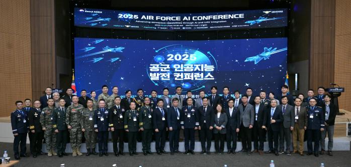 21일 경기 고양시 킨텍스에서 열린 2025 공군 인공지능 발전 콘퍼런스의 참석자들이 기념촬영하고 있다. 공군 제공