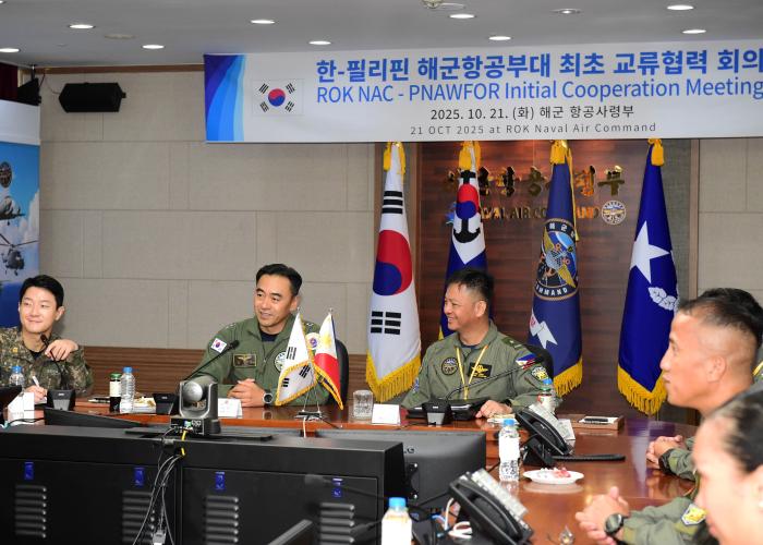 21일 해군항공사령부에서 열린 한·필리핀 해군 항공부대 교류협력 회의에서 조영상(왼쪽 둘째) 해군항공사령관과 에밀리오 오리오 주니어(왼쪽 셋째) 필리핀 해군항공전단장을 비롯한 참가자들이 교류협력 토의를 진행하고 있다. 사진 제공=문준원 하사