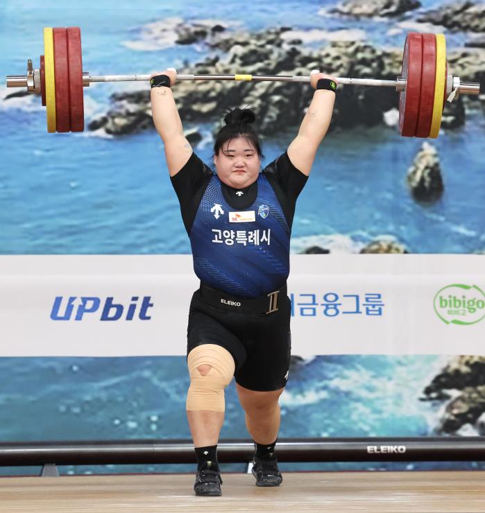 21일 부산 남구 국민체육센터 2관에서 열린 제106회 전국체육대회 역도 여자 일반부 87kg 이상급 경기에 출전한 박혜정(고양시청)이 용상 2차 시기에서 155kg을 들어 올리고 있다. 연합뉴스